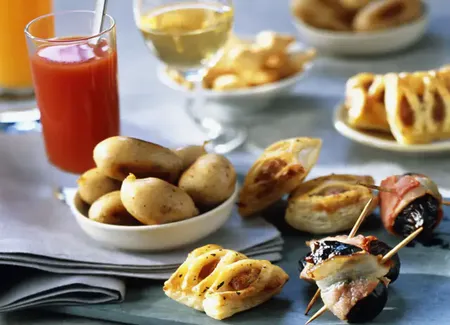Feuilletés aux pruneaux et au bacon