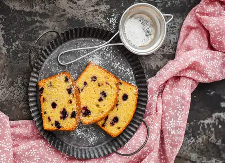 Gâteau à la polenta et aux pruneaux