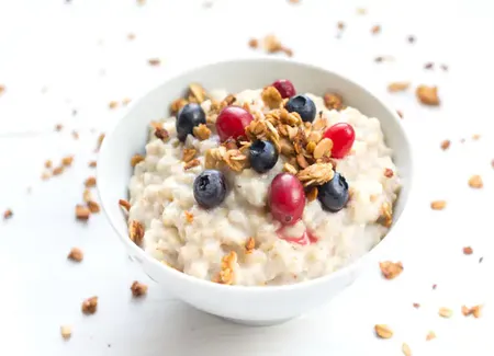 Porridge fruité au fromage blanc
