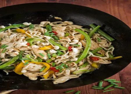 Nouilles chinoises sautées au wok (recette de pekin)