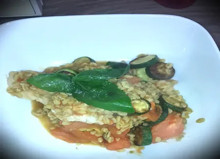 Aiguillettes de poulet au blé, tomates et courgettes