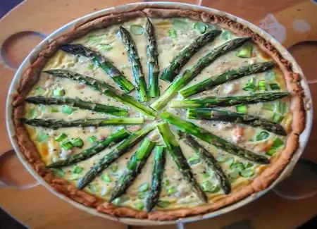 Tourte aux asperges et au crabe