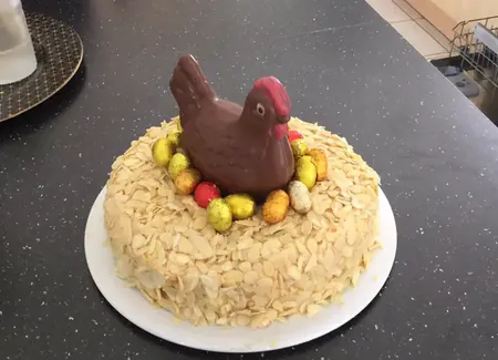 Gâteau de pâques : biscuit et crème au beurre café