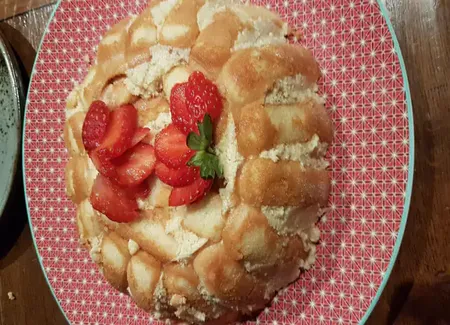 Charlotte aux amandes et coulis de fraises