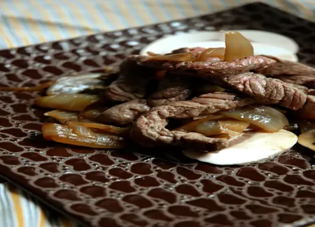 Boeuf sauté au poivre et aux oignons