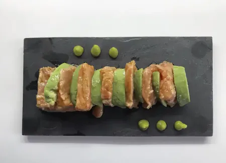 Saumon mariné sauce soja, gingembre avocat