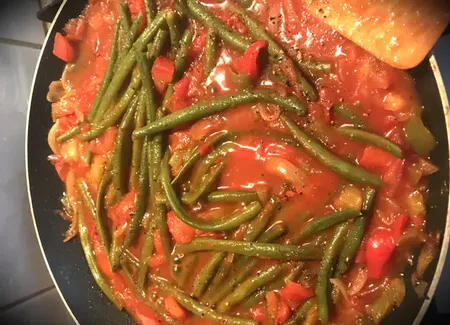 Ragoût de haricots verts aux tomates et aux oignons