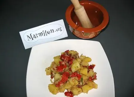 Salade de pommes de terre au thon et aux poivrons rouges