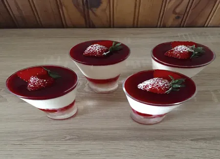 Verrine aux fraises, pêches et framboises