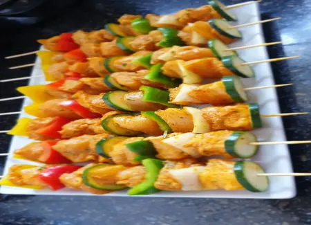 Brochettes de poulet et de légumes marinées au quatre-épices