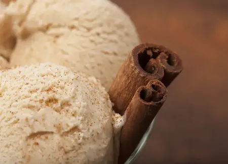 Glace à la cannelle