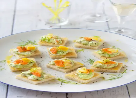 Canapés de crème de saumon fumé à l'avocat