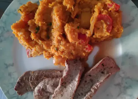 Purée de patates douces aux 2 poivrons et aiguillettes de canard