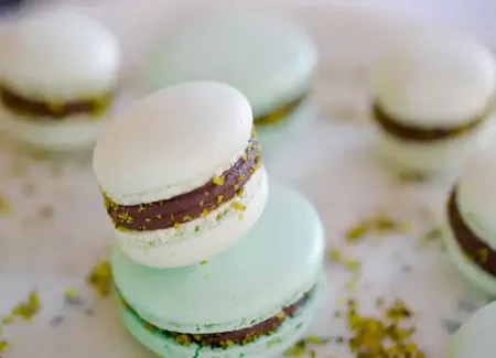 Macarons pistache chocolat avec collerette