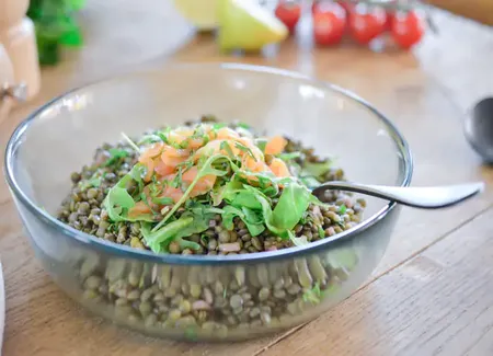 Salade de lentilles au saumon fumé et aux herbes