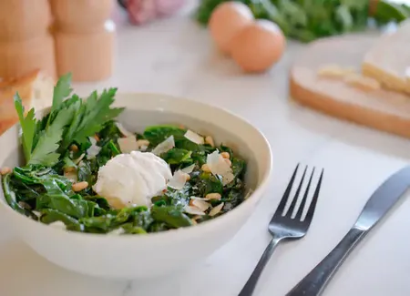 Des épinards délicieux aux oeufs mollets, parmesan et pignons !