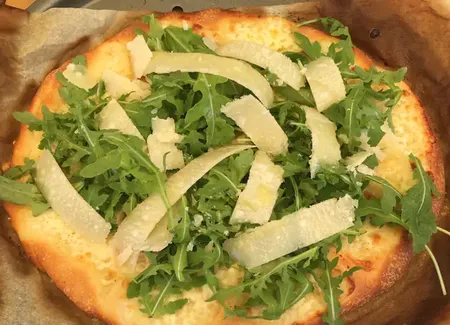 Pizza blanche à la roquette et au parmesan