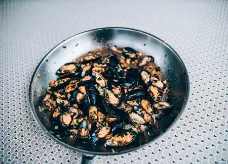 Moules sautées aux oignons, chapelure et persil