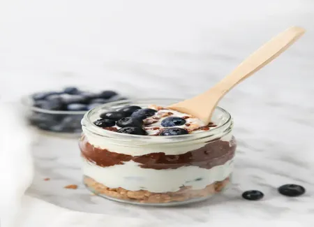 Coupe aux yaourts, biscuits et fruits rouges
