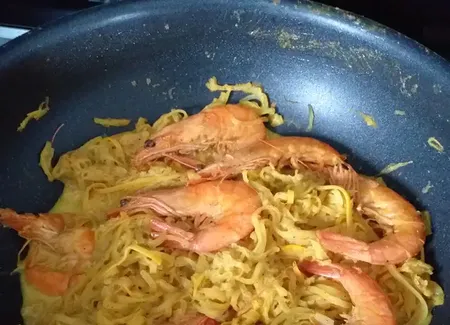 Spaghetti de courgettes au curry et aux crevettes