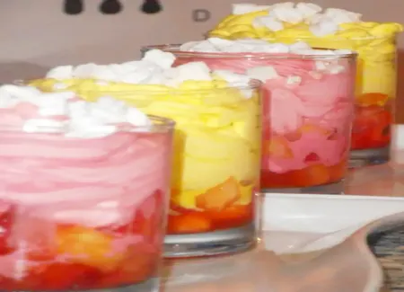Verrines chantilly fruitées colorées