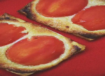 Tarte fine à la tomate sur crème d'amande
