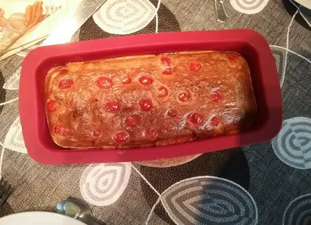 Gâteau au thon et tomates cerise