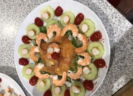 Salade de concombre, saumon-crevettes